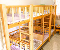 儿童纯木床铺和穿上用品-全托寄宿环境