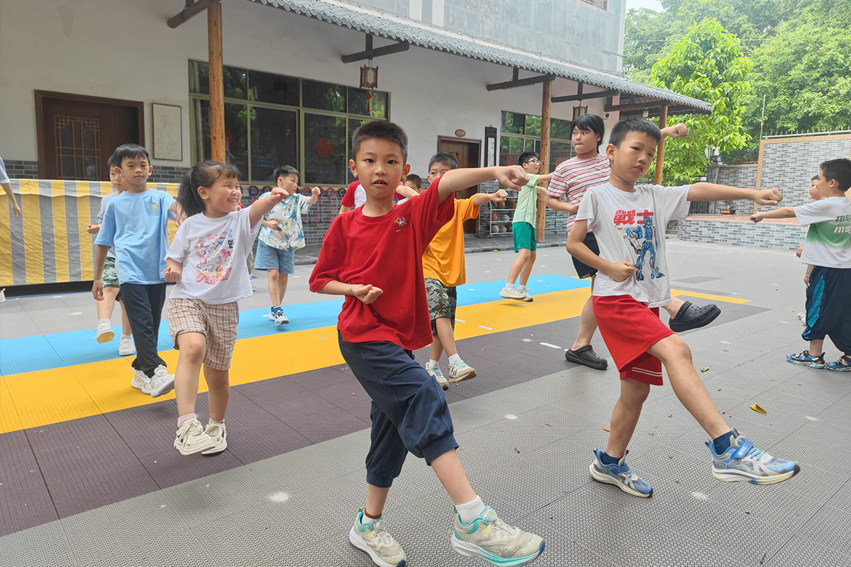 夏令营练武术的孩子